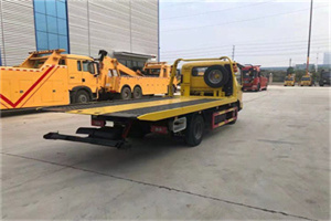 展览路非事故拖车